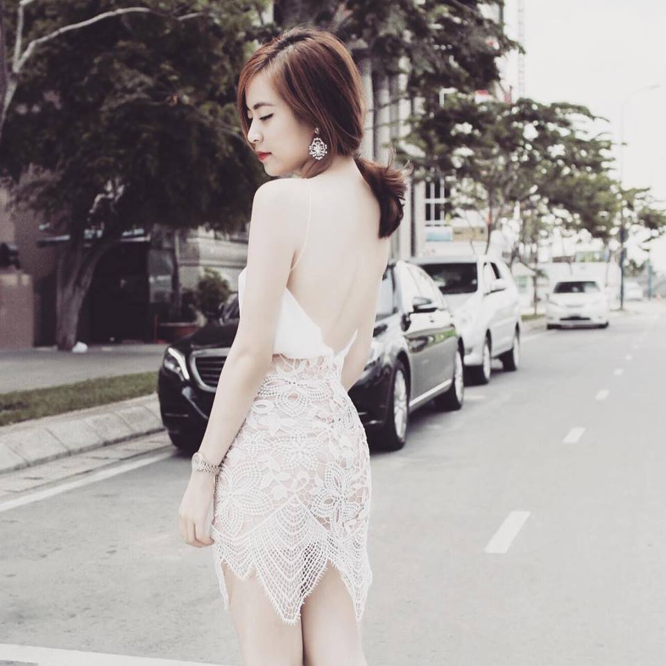 Hoàng Thùy Linh khoe lưng trần gợi cảm.