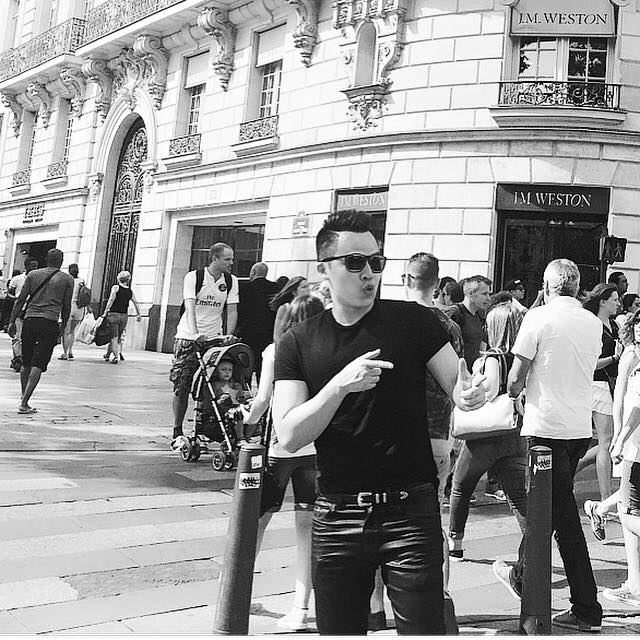 Khắc Tiệp tạo dáng 'khủng' để chào tạm biệt Paris.
