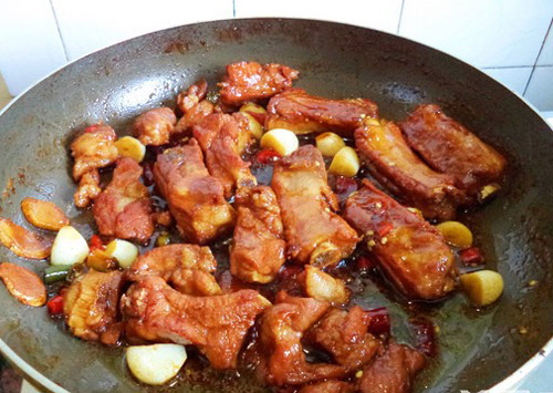 Cách làm sườn sốt tỏi cay và sườn kho bí đao
