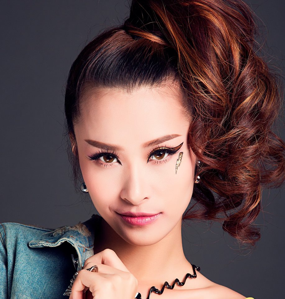 Đông Nhi chia sẻ bí quyết trang điểm 'Eyeliner đen thôi thì chưa đủ đúng không mấy Po? Hôm nay, Nu chọn thêm tông eyeliner màu vàng đồng rực rỡ, đố các po biết màu vàng có ý nghĩa gì?'