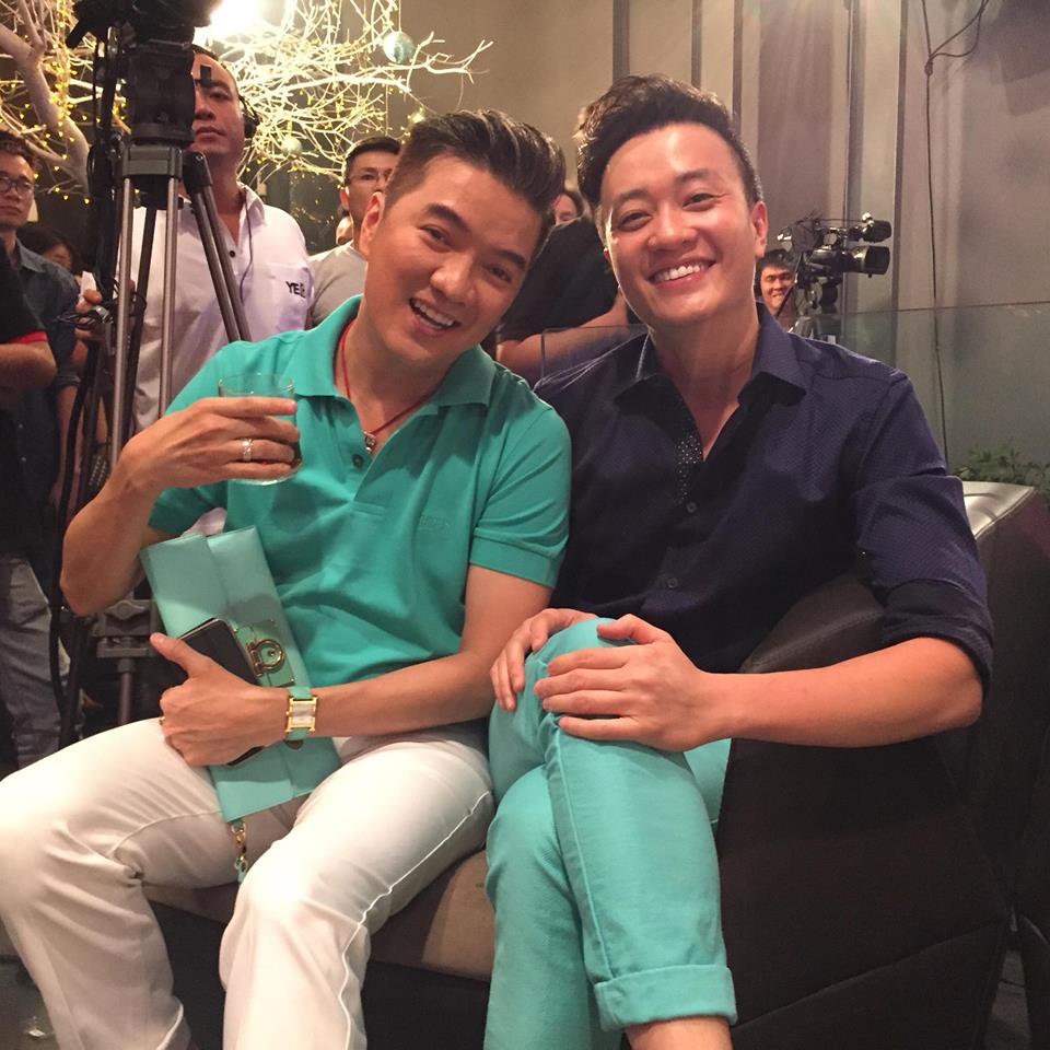 Lương Mạnh Hải hội ngộ 'đàn anh' Đàm Vĩnh Hưng. Theo đó, chàng diễn viên điển trai bày tỏ: 'Anh Đàm biểu nhà có mỗi bộ quần áo mỗi đứa chia nhau mặc 1 món'.