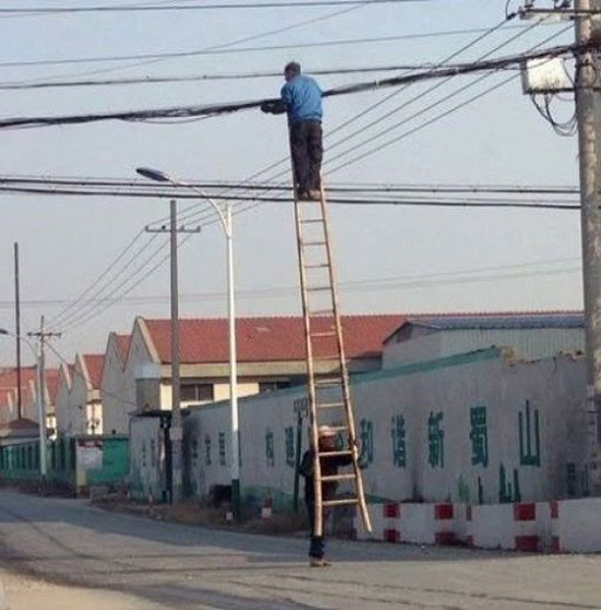 Phong cách sửa điện 'có một không hai' trên toàn thế giới.