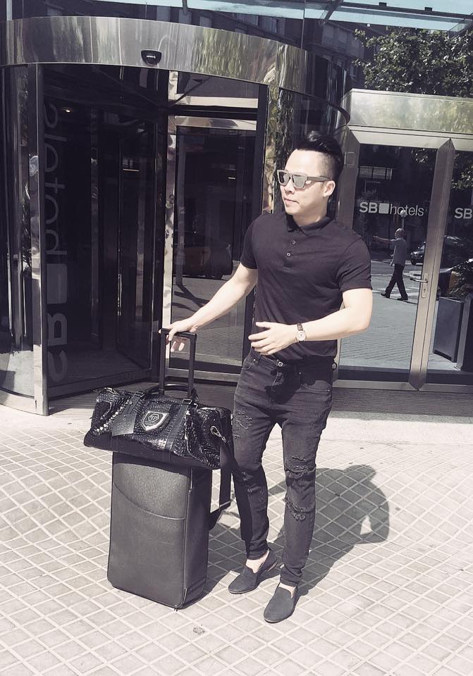 Khắc Tiệp điển trai, bảnh bao khi đã đặt chân tới thành phố có đội bóng nổi tiếng nhất thế giới Barcelona. Sẽ có những trải nghiệm thú vị nơi đây.