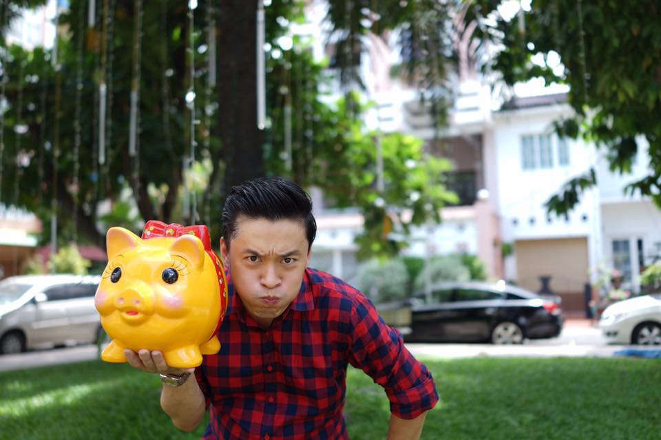 Lam Trường làm 'mặt xấu' bên heo đất dễ thương.