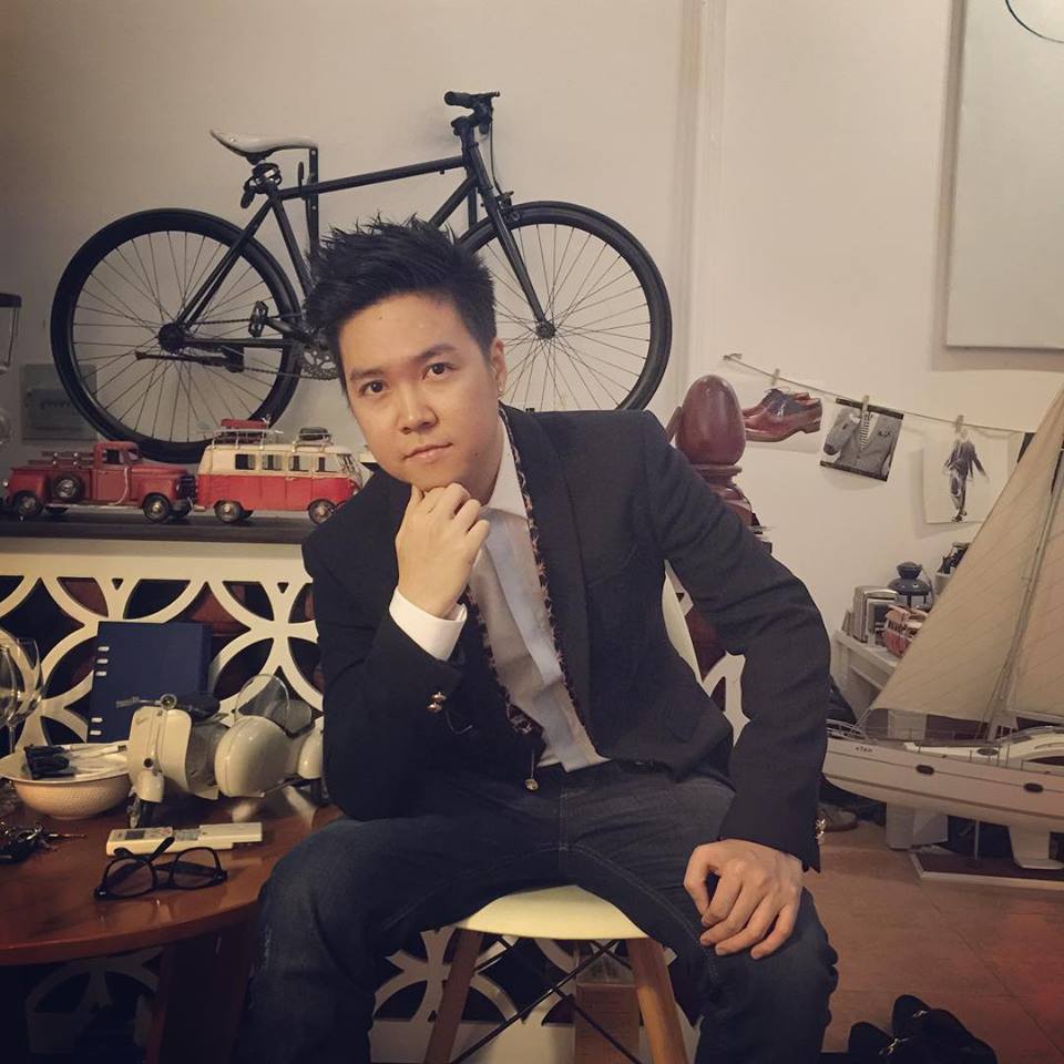 Lê Hiếu trầm tư, khoe dáng ngồi .... lịch lãm.