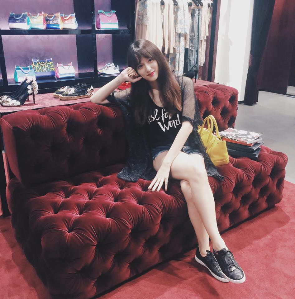 Hương Giang Idol mệt mỏi sắm đồ chuẩn bị ghi hình cho MV mới.