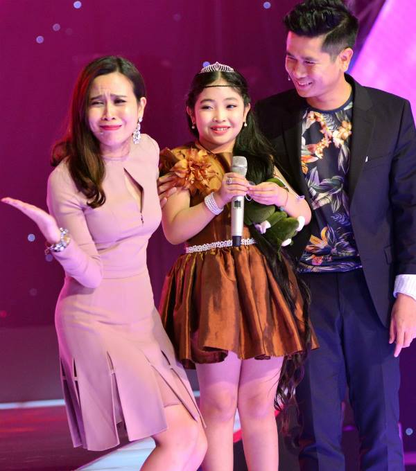 Lưu Hương Giang biểu cảm gương mặt khi giành được thí sinh The Voice Kids.