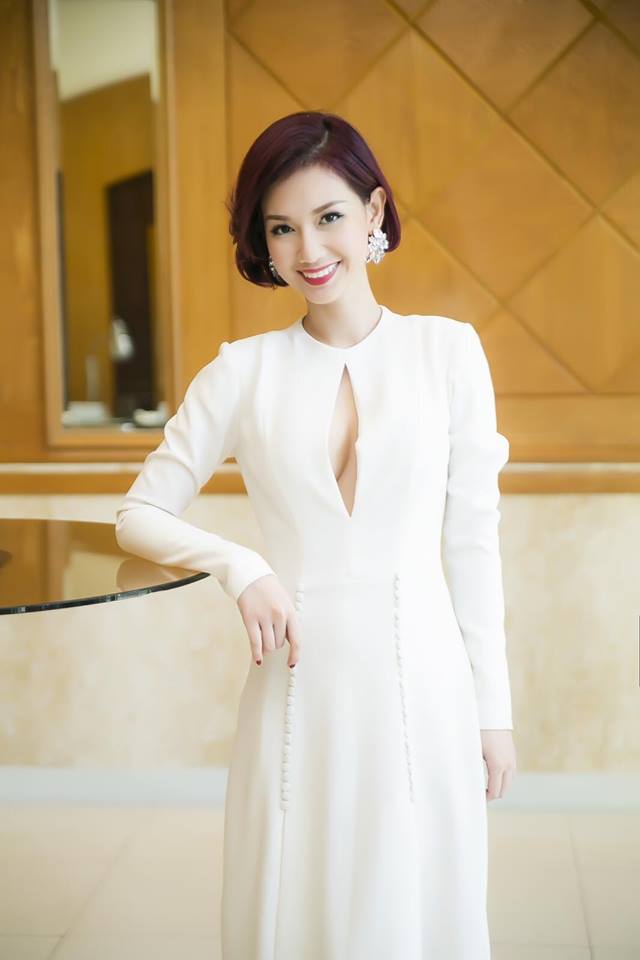 Quỳnh Chi 'nửa kín nửa hở' khoe vòng một căng tròn.
