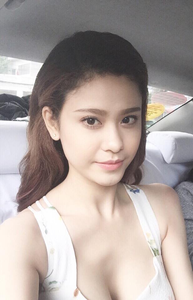 Trương Quỳnh Anh tranh thủ 'tự sướng' trước khi hẹn bạn.