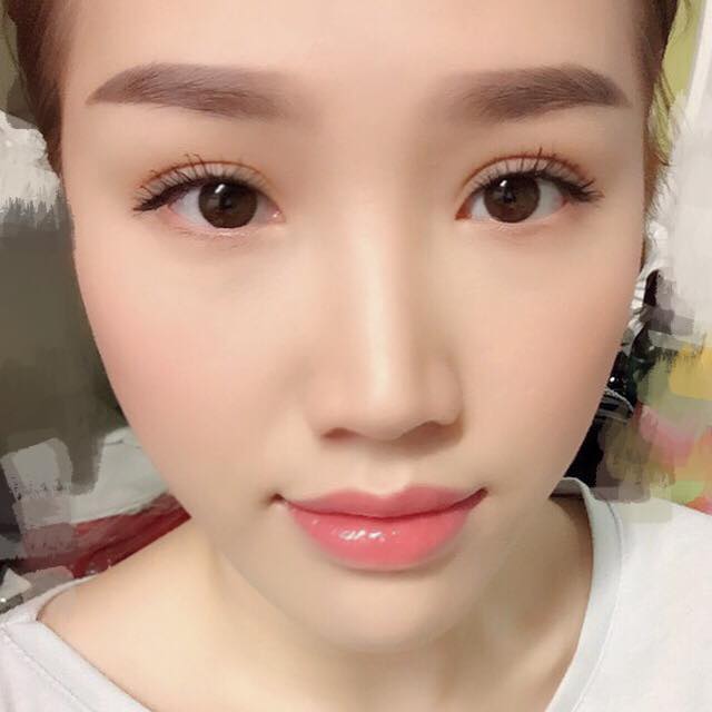 Bảo Thy khoe khéo mặt V-line siêu đáng yêu.