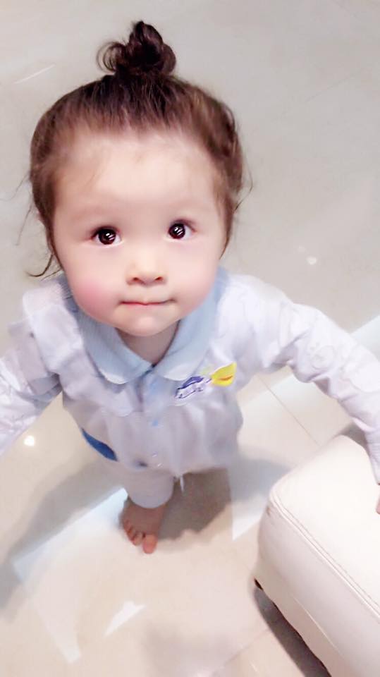 Đôi mắt của bé Mộc Trà không những to tròn mà còn rất long lanh.