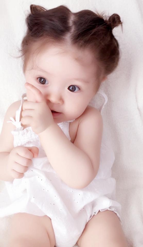 Nhóc tì dễ thương nhà Elly Trần được nhiều người ưu ái đặt cho biệt danh 'Em bé dễ thương nhất showbiz Việt' vì Cadie Mộc Trà có rất nhiều khoảnh khắc 'đốn tim' người xem.