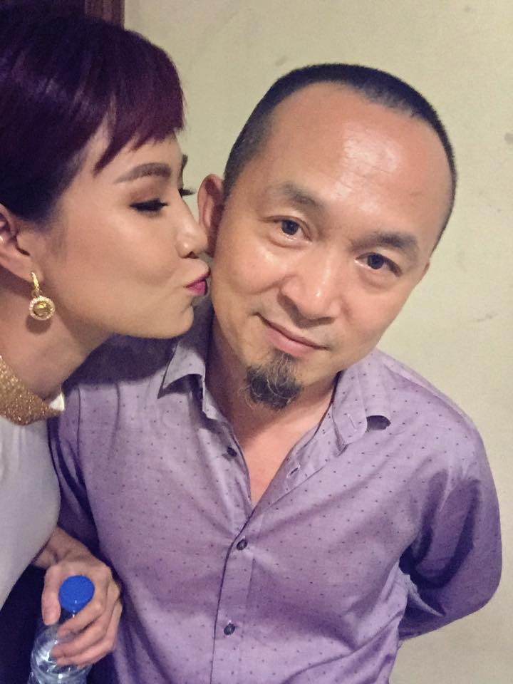 Uyên Linh không ngần ngại hôn gió nhạc sỹ Quốc Trung.