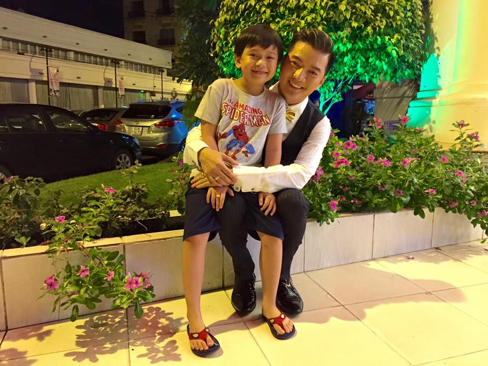 Đàm Vĩnh Hưng vui vẻ 'tạo dáng' cùng con trai nuôi.