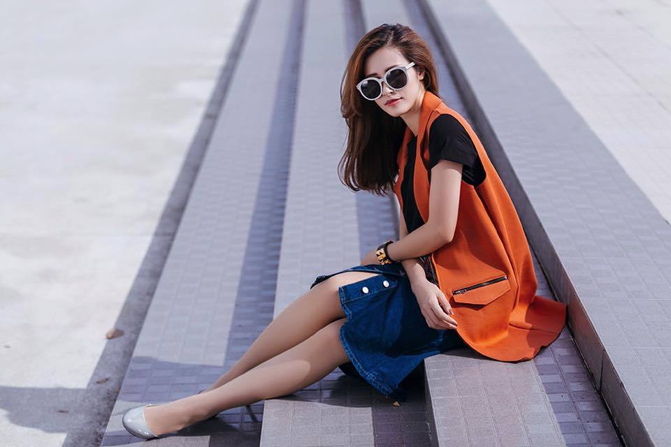 Đông Nhi sành điệu, ngồi tạo dáng ngay trên... hè phố.