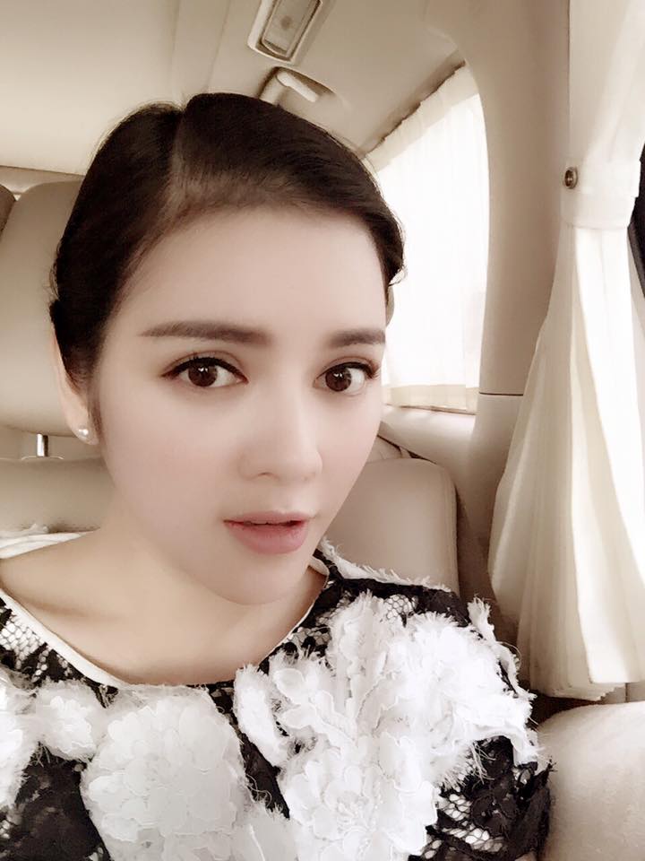 Lý Nhã Kỳ xinh đẹp, khoe gương mặt V-line.