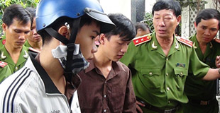 Nghi can Dương và Tiến bị công an dẫn giải. Đến 11h20, công tác thực nghiệm hiện trường vẫn diễn ra bên trong khu nhà xưởng công ty Quốc Anh. Phía ngoài Quốc lộ 13, hướng từ Bình Phước đi TP.HCM vẫn đang bị phong tỏa đoạn khoảng 500m qua ngôi nhà xảy ra án mạng.