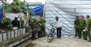 Hai nghi can bắt đầu dựng lại hiện trường. Vũ Văn Tiến dựng chiếc xe máy ở cổng rồi cùng Dương đi vào bên trong biệt thự.