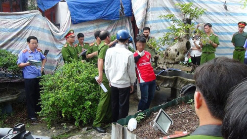 Tiến thực nghiệm lại cảnh giết nạn nhân Dư Minh V. (14 tuổi, cháu của ông M.) ở cổng biệt thự.