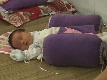 Hà Nội: Người mẹ bỏ con gái sơ sinh bên đường cùng bức tâm thư