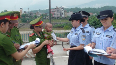 Cháu bé 1 tuổi trở về kỳ diệu sau khi bị bán sang Trung Quốc