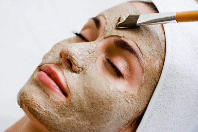 Mặt mụn chi chít vì dùng bột quế đắp mặt nạ