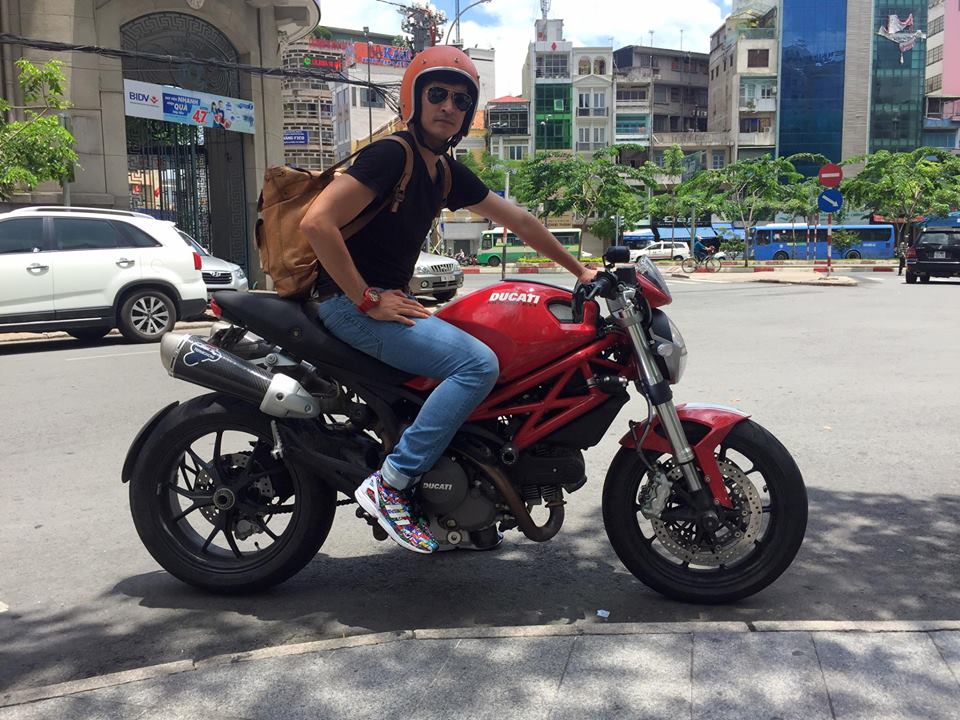 Huy Khánh 'ngầu' trên mô tô.