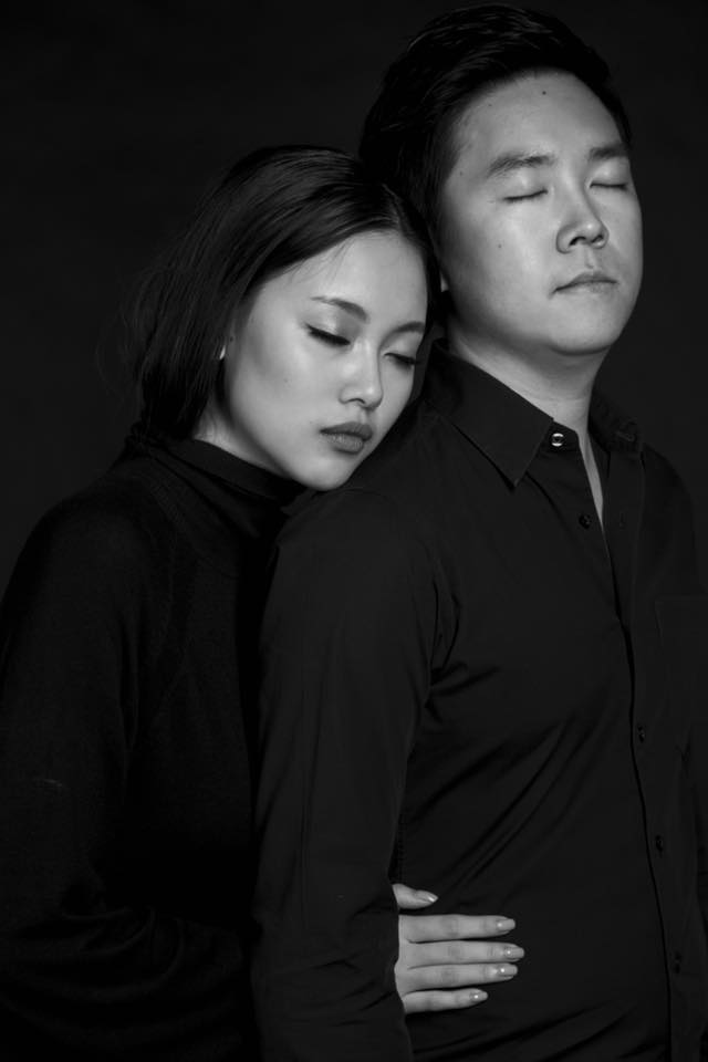'Dựa vào vai nhau cho nhau yên vui ấm áp cuộc đời' - Lê Hiếu và bạn gái Thùy Linh 'tông xuyệt tông' tạo dáng tình cảm, e ấp.