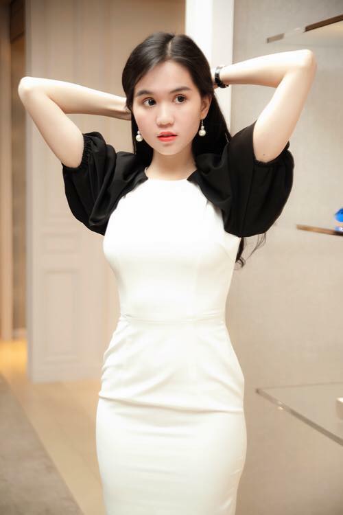 Ngọc Trinh 'ngơ ngác' làm điệu.