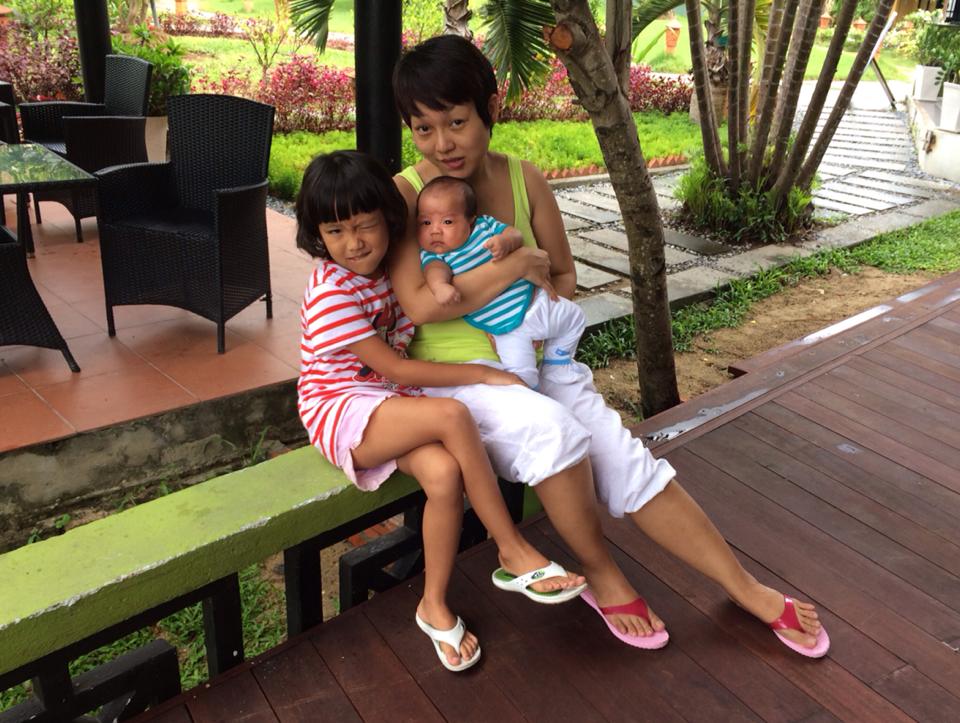 Thái Thùy Linh cùng hai con siêu đáng yêu.
