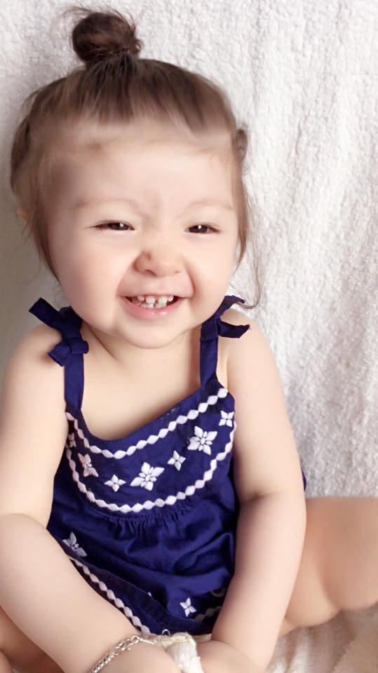 Lúc cười, trông Cadie để lộ bộ răng thưa thật đáng yêu.