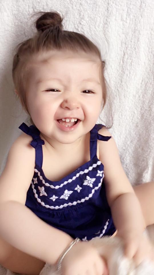 Bà mẹ xinh đẹp ngộ nghĩnh chú thích thay lời con gái: 'Và hôm nay toai xin phép trở lại với chủ đề : Răng thưa mát mẻ trưa hè'.