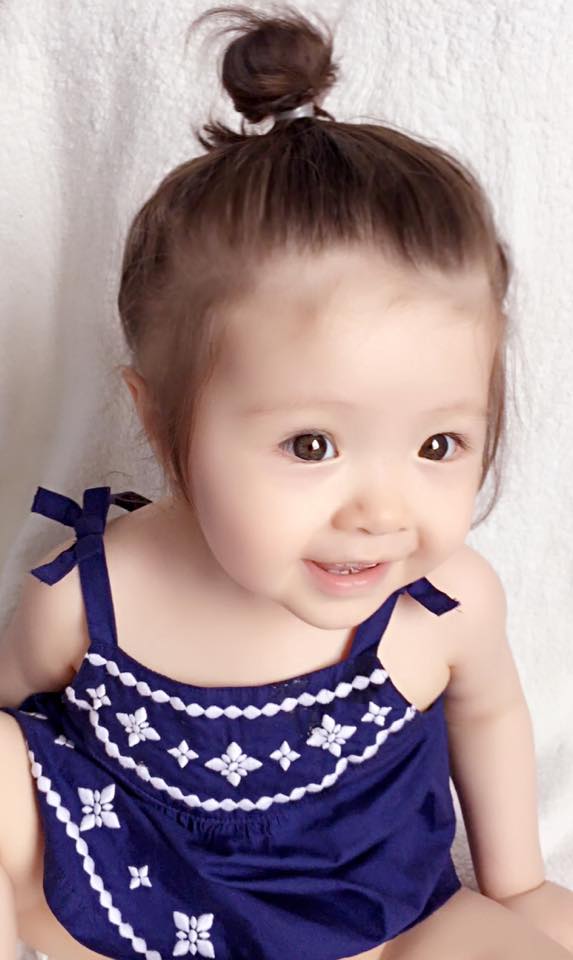 Ai cũng bày tỏ sự yêu mến trước vẻ đáng yêu không thể cưỡng lại từ cô bé nhỏ nhắn này.