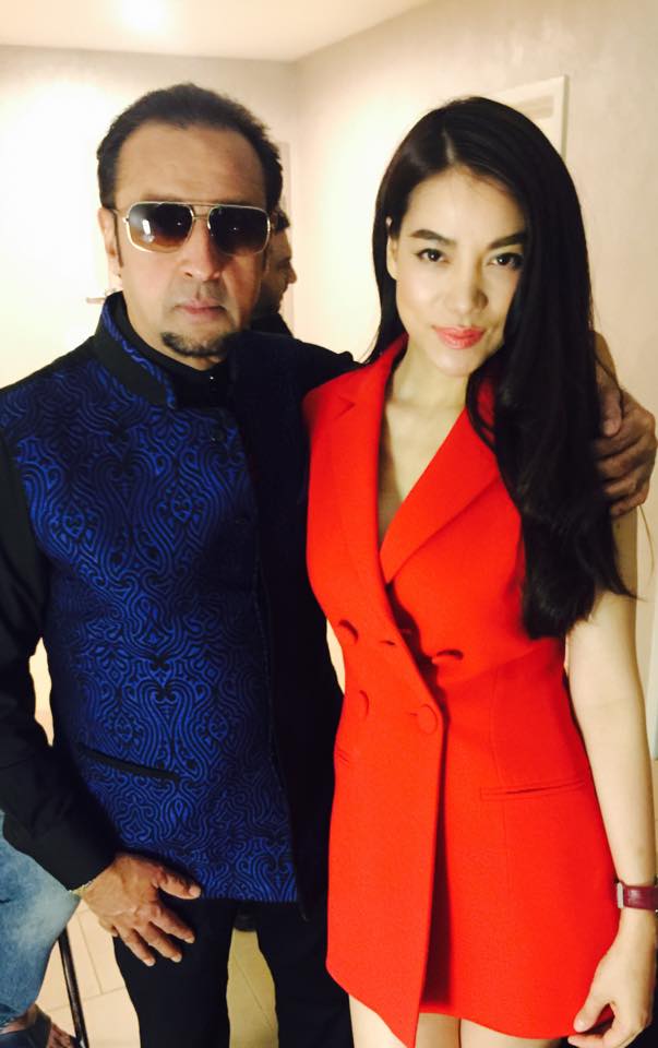 Trương Ngọc Ánh hạnh phúc chụp hình kỷ niệm cùng Ngôi sao huyền thoại Bollywood Gulshan Grover.