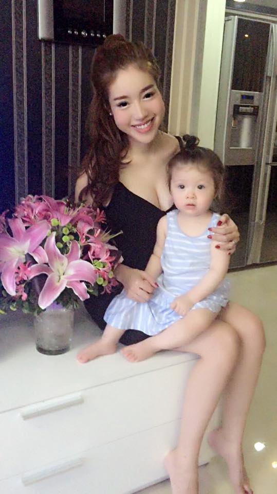 Cadie thường xuyên được mẹ mua cho nhiều món đồ và làm điệu.