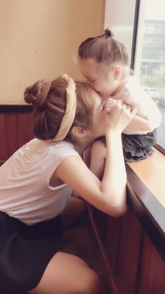 Thỉnh thoảng, Elly Trần lại dẫn con gái đi ăn tiệm.