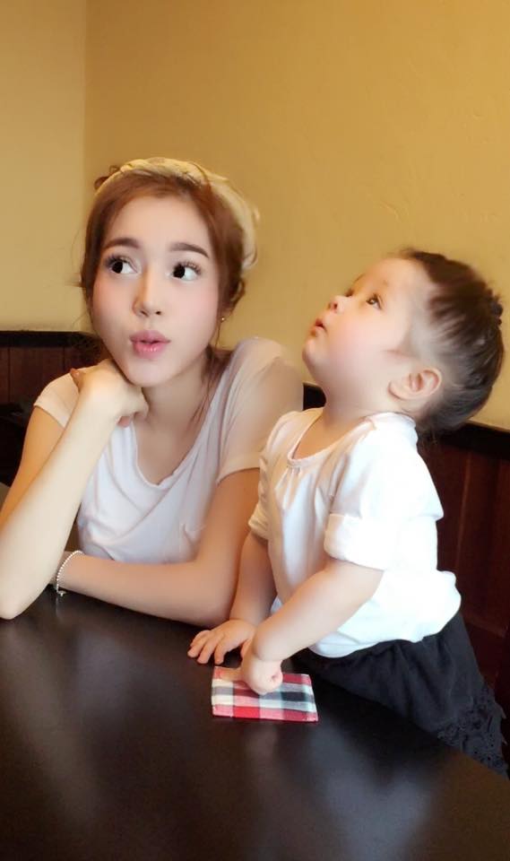 Khoảnh khắc đáng yêu của Elly Trần và con gái.