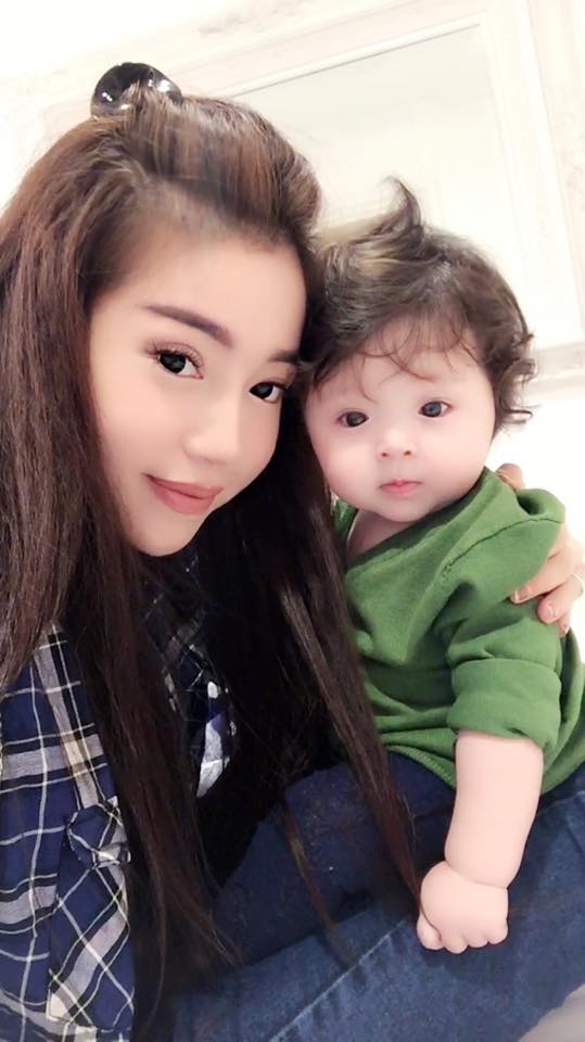 Elly Trần thường xuyên chia sẻ những khoảnh khắc đáng yêu bên nhau của 2 mẹ con lên trang cá nhân.