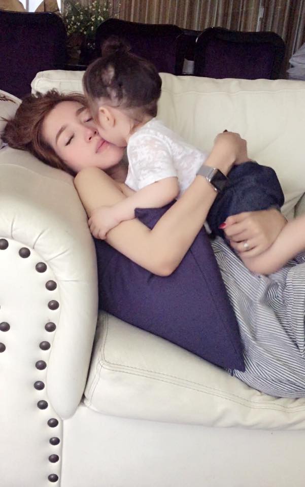 Giây phút ngọt ngào của hai mẹ con làm 'đốn tim' cư dâm mạng.