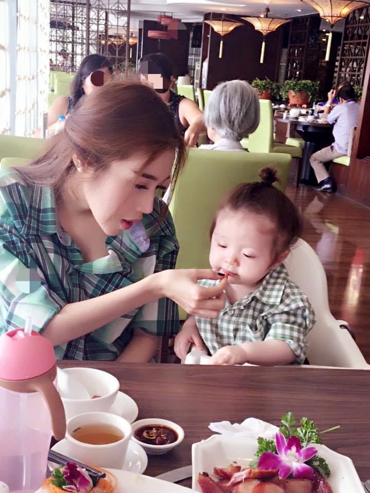 Không chỉ được yêu thích tại Việt Nam, báo chí các nước khu vực Châu Á cũng thường xuyên đưa tin về Elly Trần và con gái.