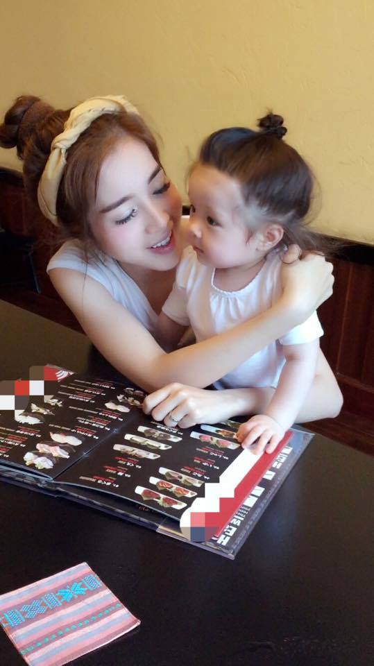 Nữ diễn viên cũng rất chăm chút việc ăn mặc của con gái.
