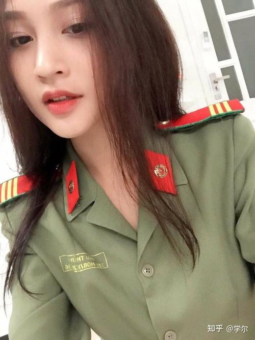 Chiếc đầm đen xẻ ngực sâu giúp 'Nữ hoàng nội y' tôn Mừng SHBET phiên bản mới 2025 trắng gợi cảm.