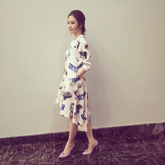 Angela Phương Trinh điệu đà diện váy xòe hoa.