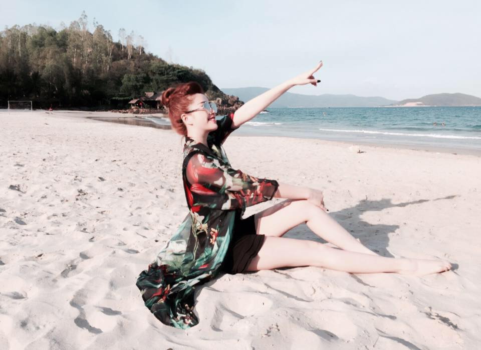 Bảo Thy ngắm biển, nhìn trời nhìn đất, nhìn mây.
