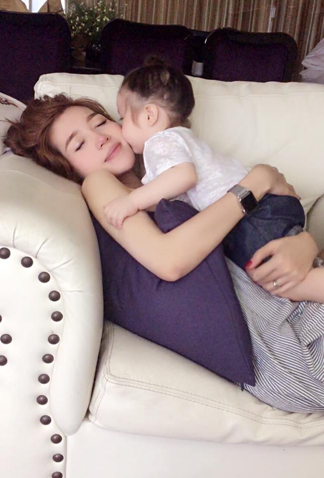 Elly Trần khoe ảnh con gái Cadie Mộc Trà 'cưỡng hôn' mẹ.