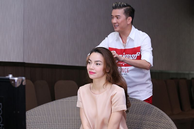 Đàm Vĩnh Hưng chăm sóc tóc cho Hà Hồ.