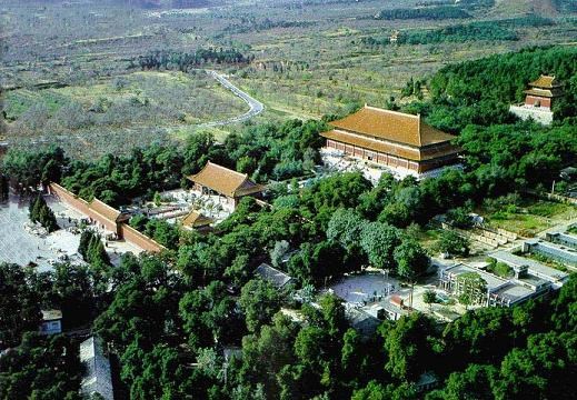 Những ngôi mộ của nhà Minh nằm cách thủ đô Bắc Kinh khoảng 50 km về phía tây bắc. Đây là nơi chôn cất thi hài 13 vị hoàng đế của triều đại nhà Minh (1368 - 1644). Theo các tài liệu lịch sử, những ngôi mộ trên bắt đầu được xây dựng vào năm 1409 cho đến khi nhà Minh sụp đổ năm 1644.