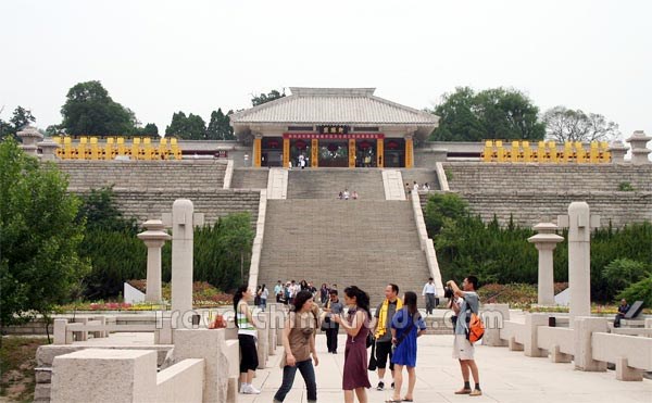 Nơi đây có rừng bách ngút ngàn, che phủ lăng mộ của vị Hoàng đế cao 3,6m, chu vi 48m và có xây tường vây bằng gạch Thanh cao 2m. Hiên Viên Hoàng Đế là một vị vua đầu tiên thống nhất được cả dân tộc Trung Hoa, là thủy tổ chung của 65 dân tộc Hoa Hạ.