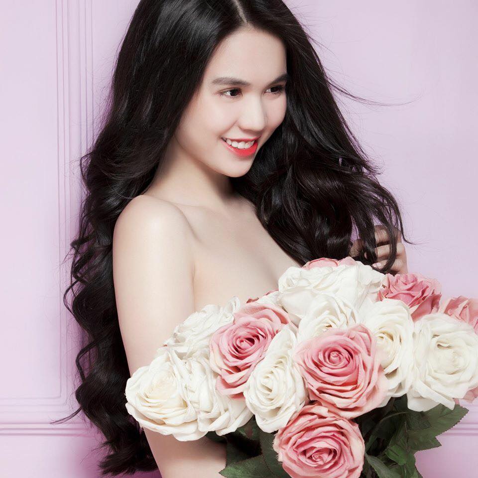 Ngọc Trinh khoe ảnh 'bán nude'.