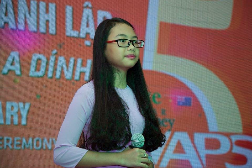 Phương Mỹ Chi trầm tư trong một chương trình ca nhạc.